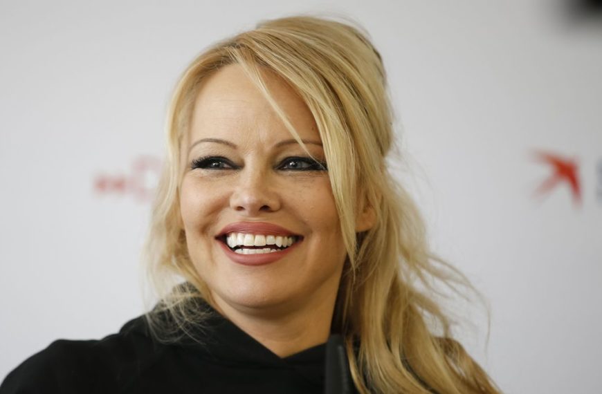 Pamela Anderson Surgery, Body Measurements, Height, Weight